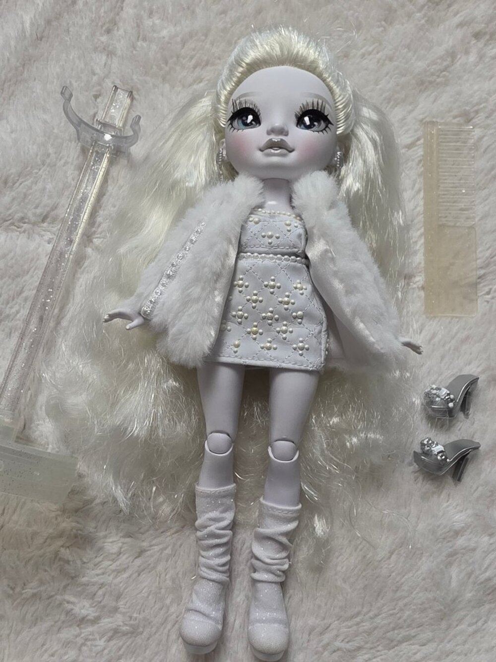 Rainbow High Shadow High Natasha Zima Doll White Grayscale Complete Outfit Stand